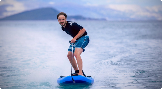 50km/h auf dem Wasser mit dem Lampuga Surfboard